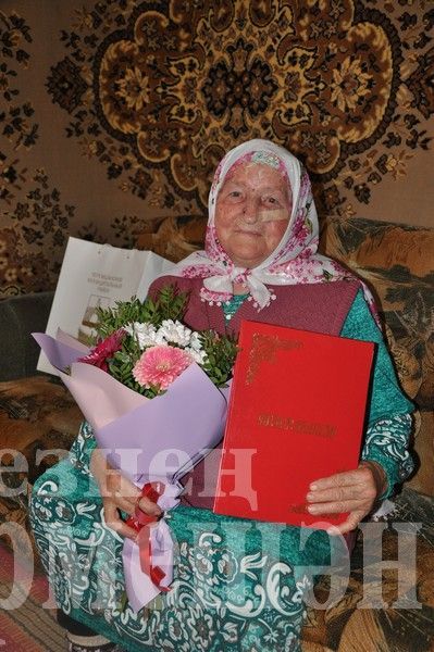 Югары Кәминкәдән 90 яшьлек Минсорур Гыйләҗева кунакларны гөбәдия пешереп каршылады