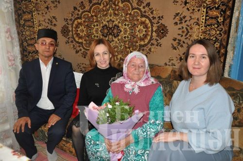 Югары Кәминкәдән 90 яшьлек Минсорур Гыйләҗева кунакларны гөбәдия пешереп каршылады