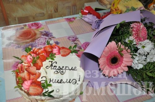 Югары Кәминкәдән 90 яшьлек Минсорур Гыйләҗева кунакларны гөбәдия пешереп каршылады