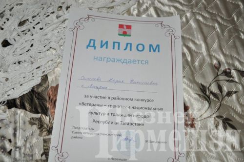 Лагеркада яшәүче якташыбыз “Җырлыйк әле!” тапшыруын караганда кул эшләрен куеп тора