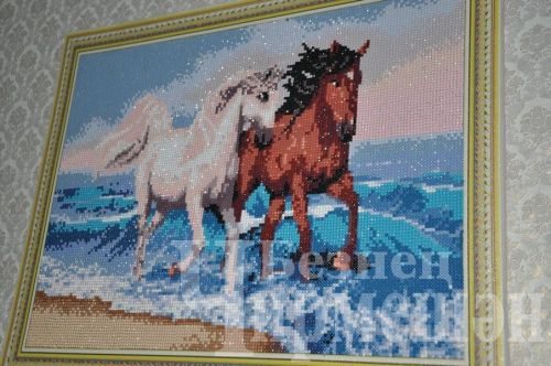 Лагеркада яшәүче якташыбыз “Җырлыйк әле!” тапшыруын караганда кул эшләрен куеп тора