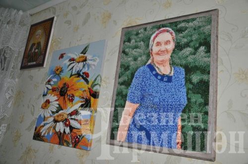 Лагеркада яшәүче якташыбыз “Җырлыйк әле!” тапшыруын караганда кул эшләрен куеп тора