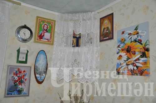 Лагеркада яшәүче якташыбыз “Җырлыйк әле!” тапшыруын караганда кул эшләрен куеп тора