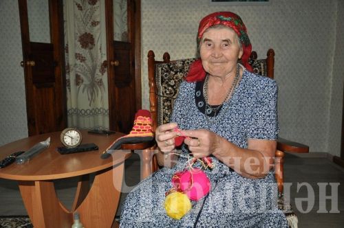 Лагеркада яшәүче якташыбыз “Җырлыйк әле!” тапшыруын караганда кул эшләрен куеп тора
