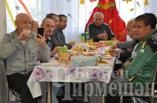Чирмешәннең өлкәннәр һәм инвалидлар йорт-интернатында яшәүчеләрне бәйрәм белән котладылар