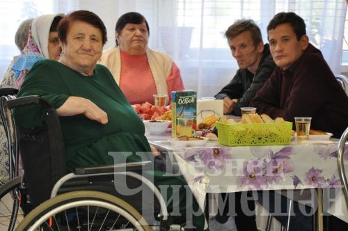 Чирмешәннең өлкәннәр һәм инвалидлар йорт-интернатында яшәүчеләрне бәйрәм белән котладылар