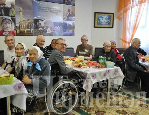Чирмешәннең өлкәннәр һәм инвалидлар йорт-интернатында яшәүчеләрне бәйрәм белән котладылар