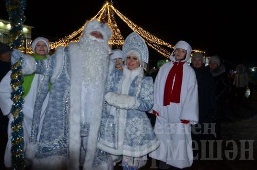Сегодня в Черемшане зажгли огни центральной елки