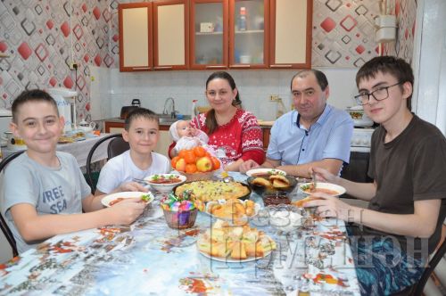 Лашманнан Төхфәтуллиннар өч  малайдан соң кыз көткән