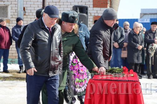Махсус хәрби операциядә һәлак булган солдатны Утыз Имәндә җирләделәр