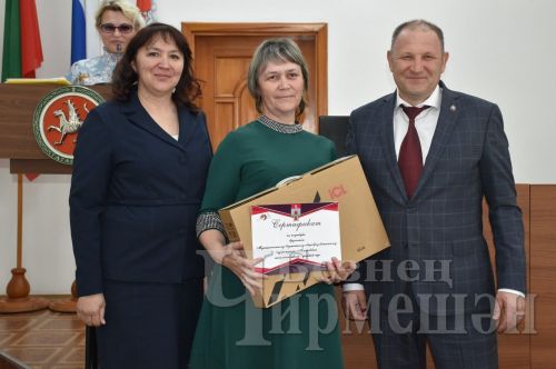Чирмешән укытучыларына яңа ноутбуклар бирделәр