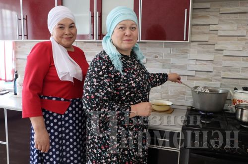 Лашман юбиляры Миннур Нуретдинова мәҗлескә җәймә пешереп куйган