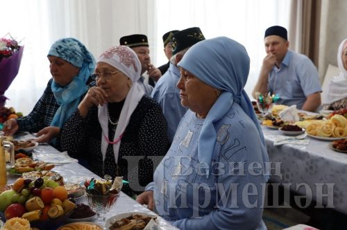 Лашман юбиляры Миннур Нуретдинова мәҗлескә җәймә пешереп куйган