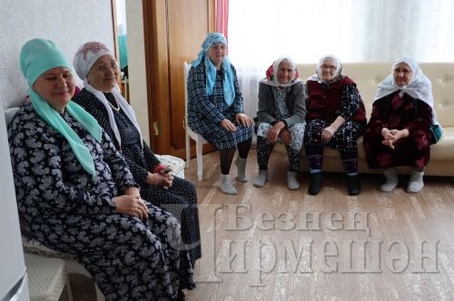 Лашман юбиляры Миннур Нуретдинова мәҗлескә җәймә пешереп куйган