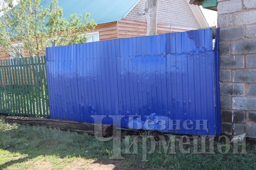 Яңа Элмәледә көчле җил йортларның түбәләрен кузгатты