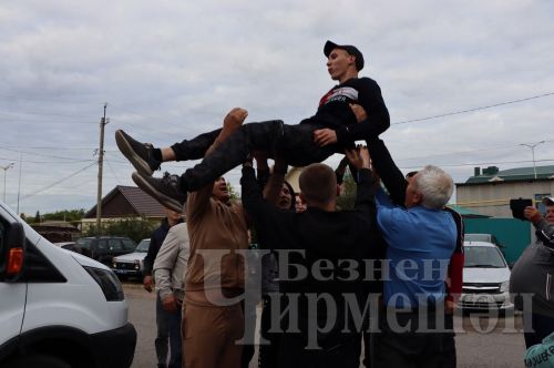 Чирмешән районыннан тагын 8 егетне армиягә озаттылар