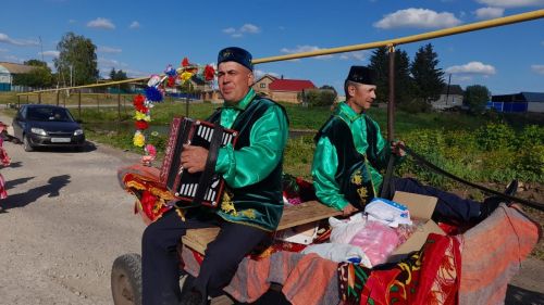 Түбән Кәминкә Сабан туенда баш батырга өр-яңа күмер самавыры бирәләр