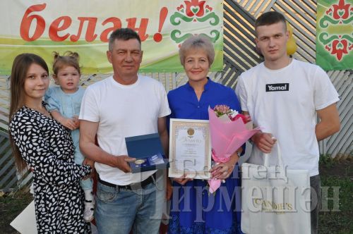 Семью Сагировых из Туйметкина наградили медалью