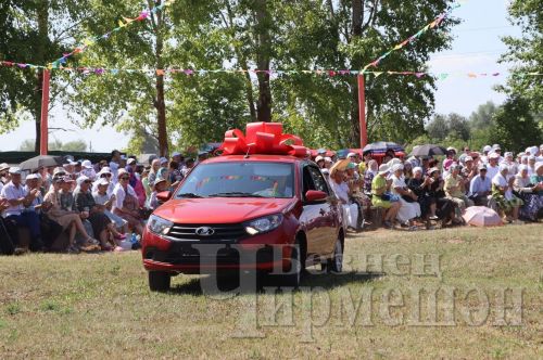 На Дне села в Амирове самый большой подарок - автомобиль достался землячке с ограниченными возможностями