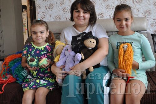 Чирмешәндә яшәүче Елизавета Самойлова курчаклар бәйли
