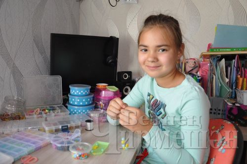 Чирмешәндә яшәүче Елизавета Самойлова курчаклар бәйли