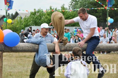 В Лашманке абсолютному батыру подарили мотоблок