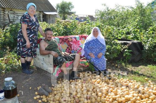 Иске Кадидан Хаҗия әби өч кызына унар мендәр тышы чигеп биргән