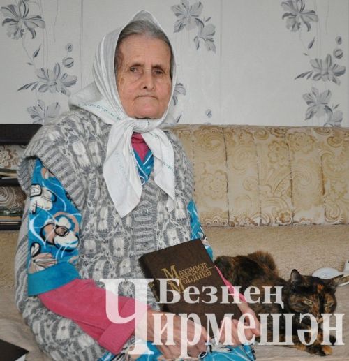 Туймәт авылыннан Зәйнәп Сабирова мәктәптә 31 ел татар теле һәм әдәбият укыткан