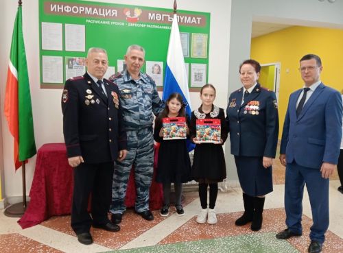 Чирмешәннең полиция ветераннары балаларны бүләкләр белән сөендерделәр