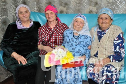 Иске Үтәмеш авылыннан Галия әби Әхмәтова 95 яшендә дә биемичә тормый