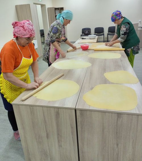 Югарыкәминкәлелеләр сугышчыларга 100 йомыркалык токмач кискәннәр