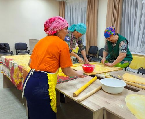 Югарыкәминкәлелеләр сугышчыларга 100 йомыркалык токмач кискәннәр