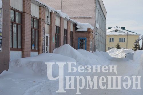 В Черемшане территории некоторых торговых центров завалены снегом