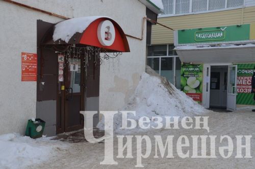 В Черемшане территории некоторых торговых центров завалены снегом