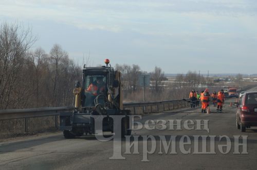 Чирмешән юлчылары сезонны чокырлар ремонтыннан башлады