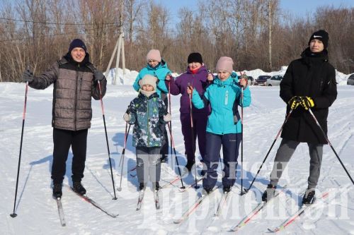 Чирмешән стадионында чаңгыда йөрергә гаиләләре белән килделәр
