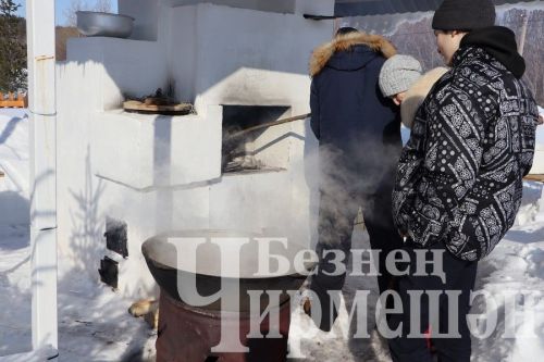 Чирмешән стадионында чаңгыда йөрергә гаиләләре белән килделәр