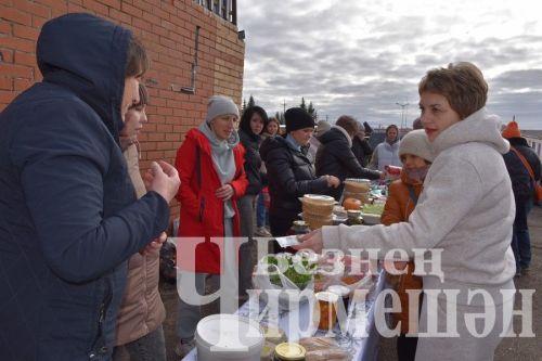 1 нче һәм 2 нче Чирмешән мәктәпләре махсус хәрби операциядә катнашучыларга ярдәм итү өчен игелек ярминкәсе оештырды
