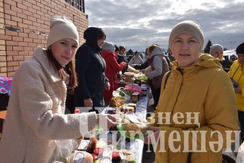 1 нче һәм 2 нче Чирмешән мәктәпләре махсус хәрби операциядә катнашучыларга ярдәм итү өчен игелек ярминкәсе оештырды