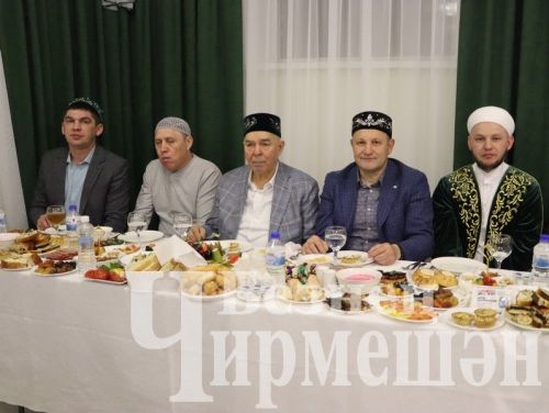 Чирмешән районы башлыгы берничә мәчеттә ифтар оештырды
