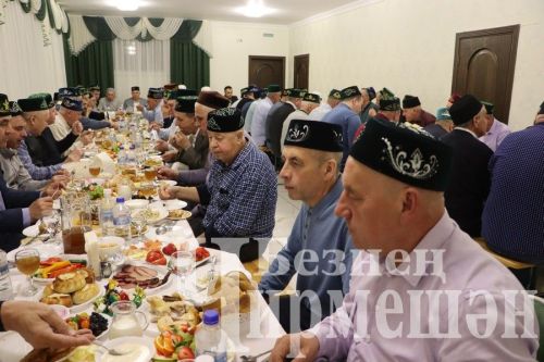 Чирмешән районы башлыгы берничә мәчеттә ифтар оештырды