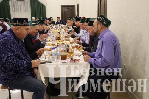 Чирмешән районы башлыгы берничә мәчеттә ифтар оештырды