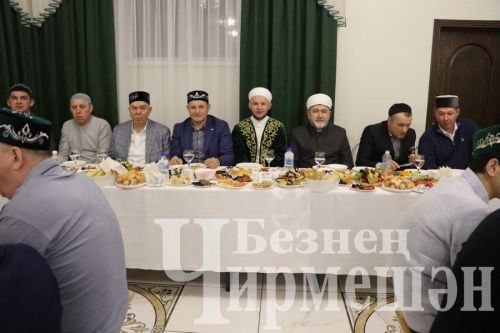 Чирмешән районы башлыгы берничә мәчеттә ифтар оештырды