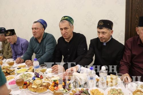Чирмешән районы башлыгы берничә мәчеттә ифтар оештырды