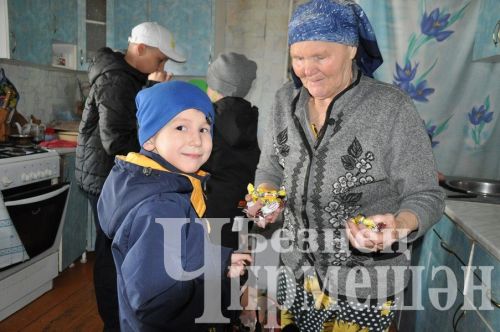 Жительница Черемшана Валентина Егорова на Пасху угощала гостей пирожками