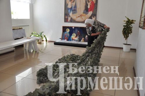 Чирмешән чиркәвендә сугышчылар өчен маскировка челтәрләре үрәләр