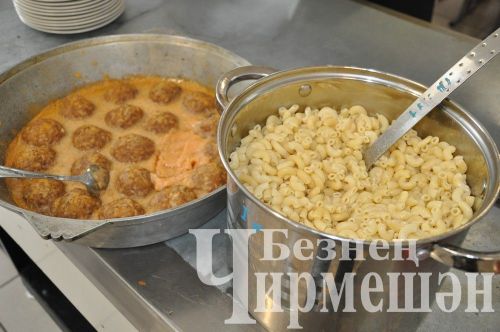 Югары Кәминкә мәктәбе укучылары пылау, макарон ярата