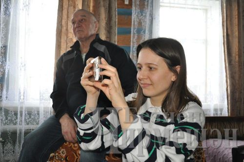 Яңа Элмәледән Зинаида әби үз кунакларын борынгы җыр белән сәламләде