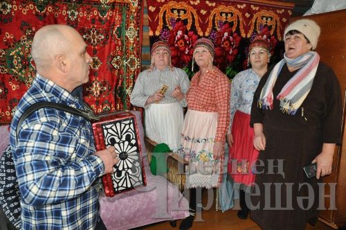 Яңа Элмәледән Зинаида әби үз кунакларын борынгы җыр белән сәламләде
