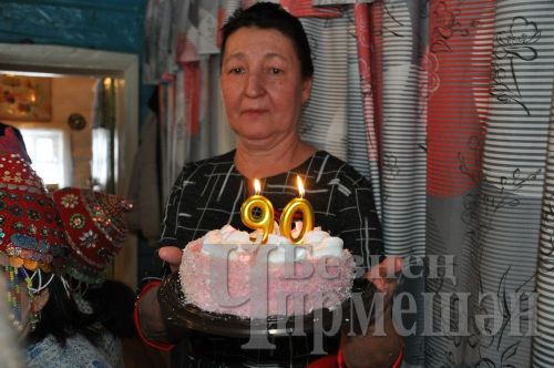 Яңа Элмәледән Зинаида әби үз кунакларын борынгы җыр белән сәламләде
